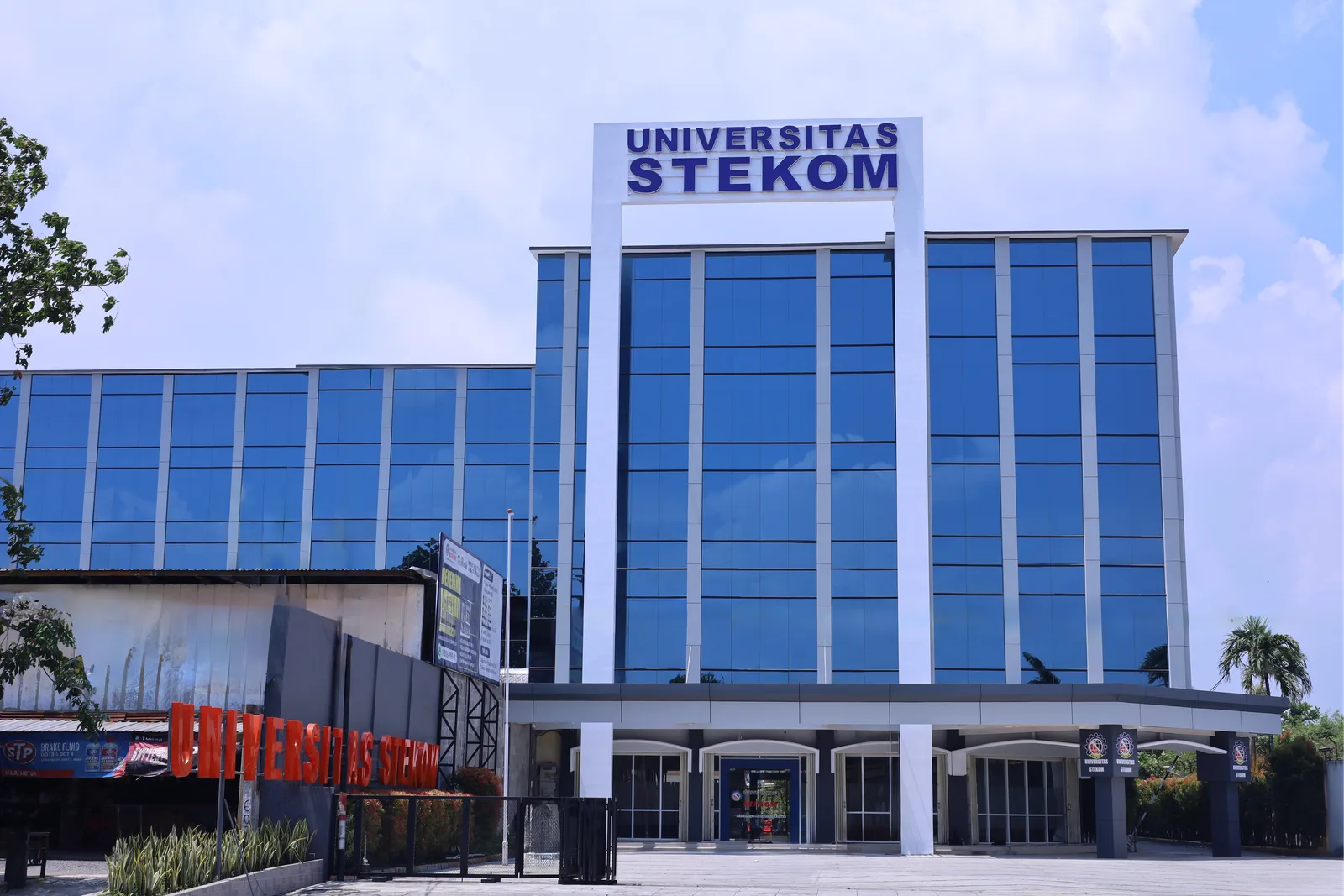 Gedung kampus Universitas STEKOM