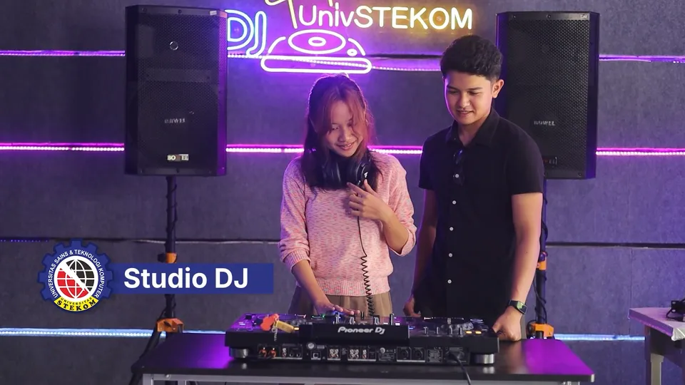 Fasilitas Studio DJ Universitas STEKOM